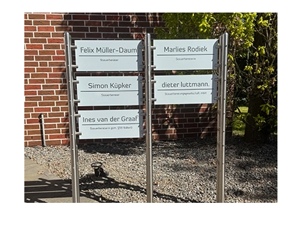 Schild für ein Steuerbüro